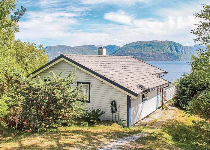 3 Bedroom Cozy In Lavik (Sogn og Fjordane)